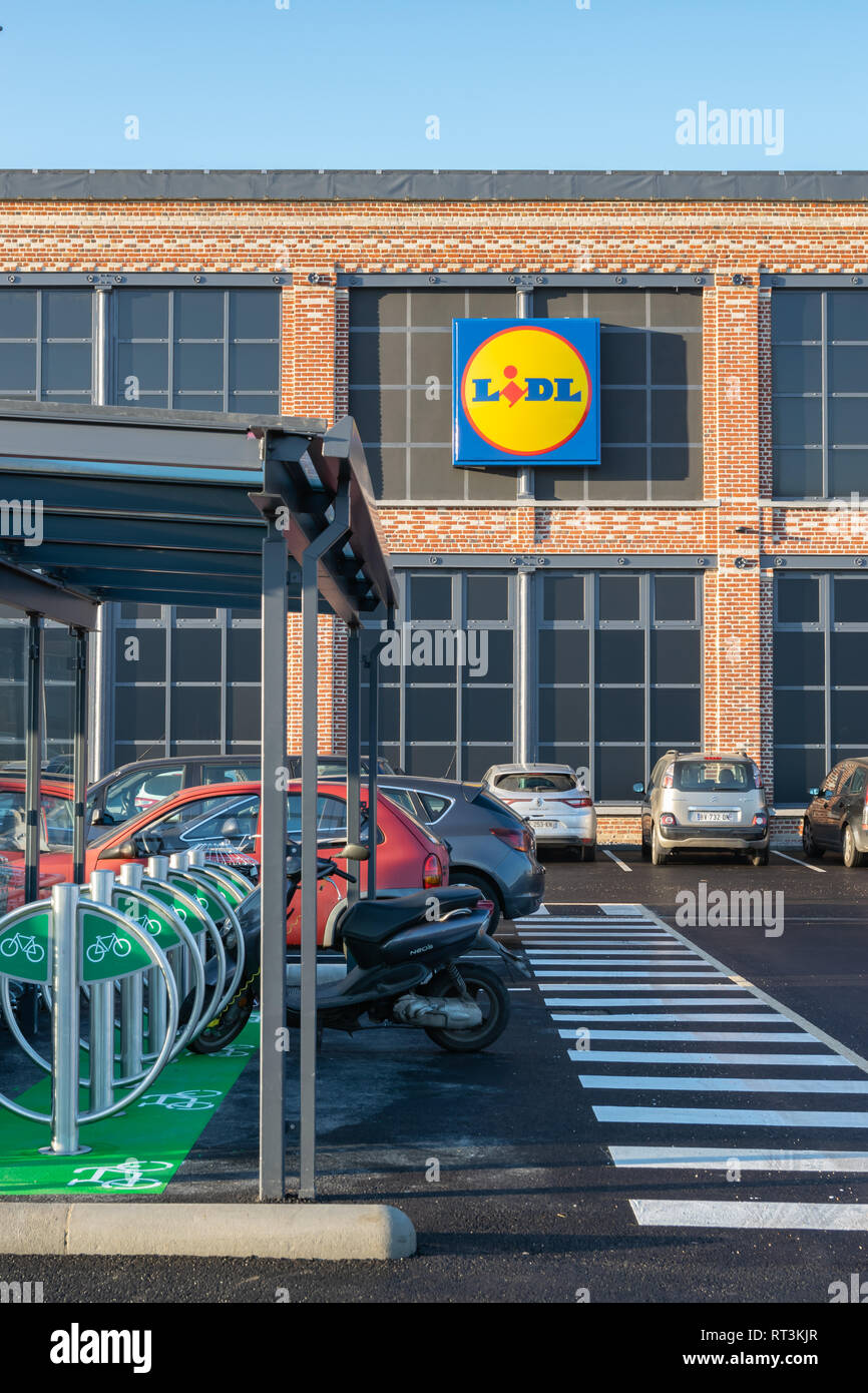Tourcoing, Frankreich - Februar 27,2019: Logo-, Gebäude- und Parkplätze für Zweiräder des neu eröffneten Supermarkt Lidl. Stockfoto