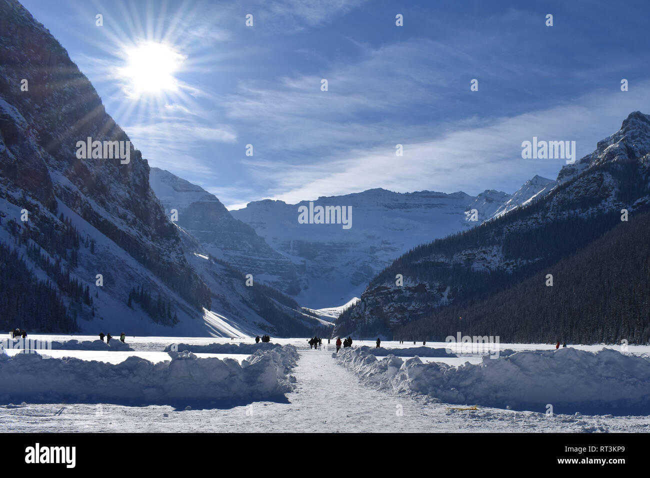 Sonne über Pfad zu frozen Lake Louise, Rocky Mountains, Alberta, Kanada Stockfoto