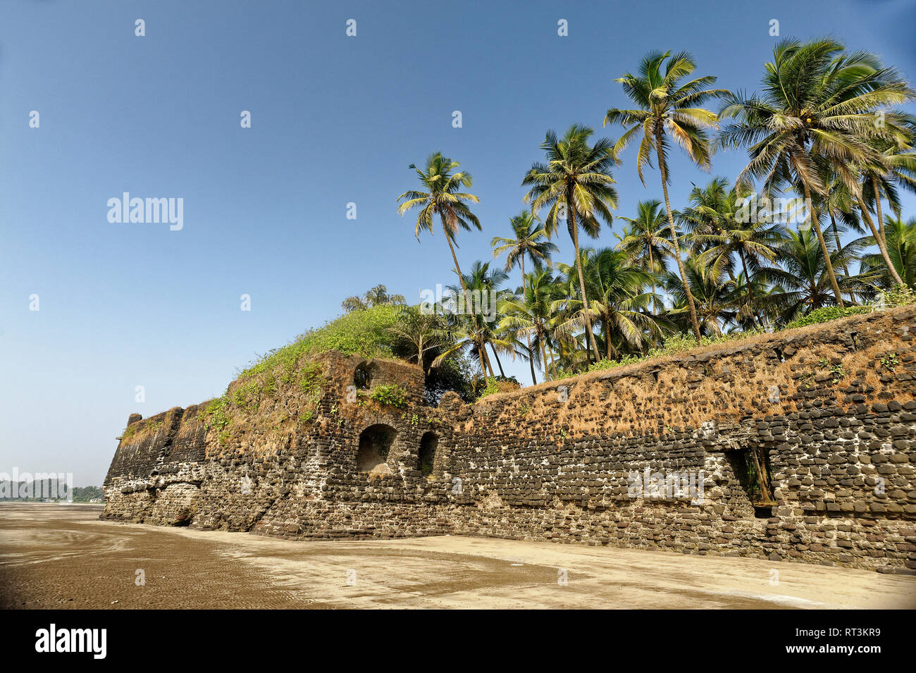 Befestigungsmauer und Ruine Struktur von Fort Revdanda in der Nähe von alibag Maharashtra Indien diese Festung bauen, die von portugiesischen Stockfoto