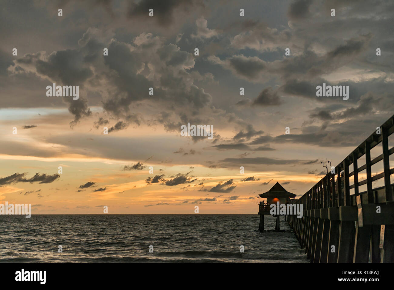 Vereinigte Staaten von Amerika, Florida, Naples, Silhouette von Neapel Pier und dunkle Wolken über während der Dämmerung Stockfoto