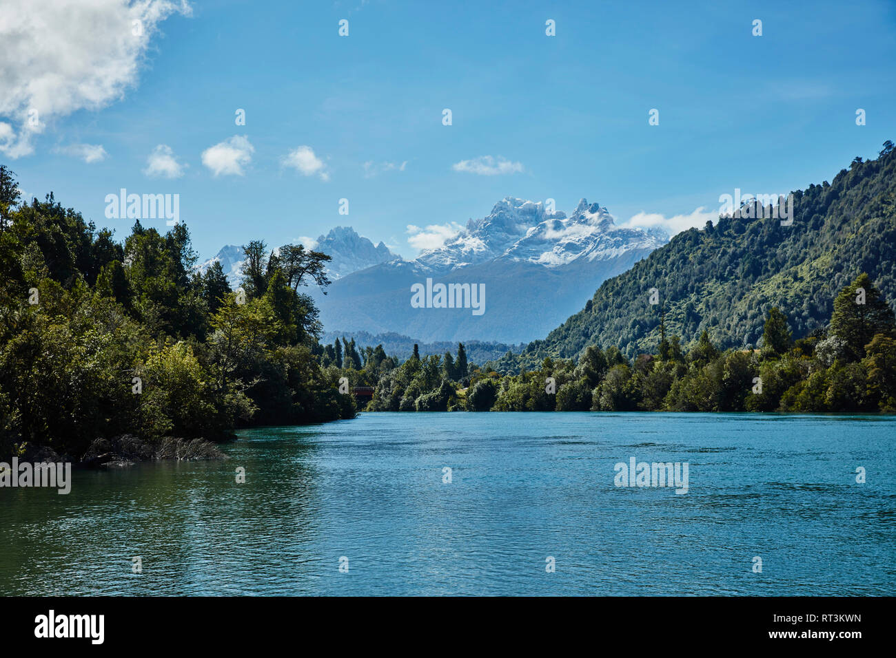 Chile Chaiten, Lago Rosselot, Fluss mit Blick auf die Berge und den Gletscher Stockfoto