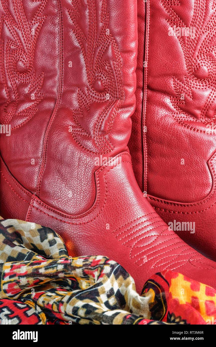 Bis auf ein Paar rote Cowboy Stil cowgirl Western Stiefel mit einer südwestlichen Muster Schal schließen Stockfoto