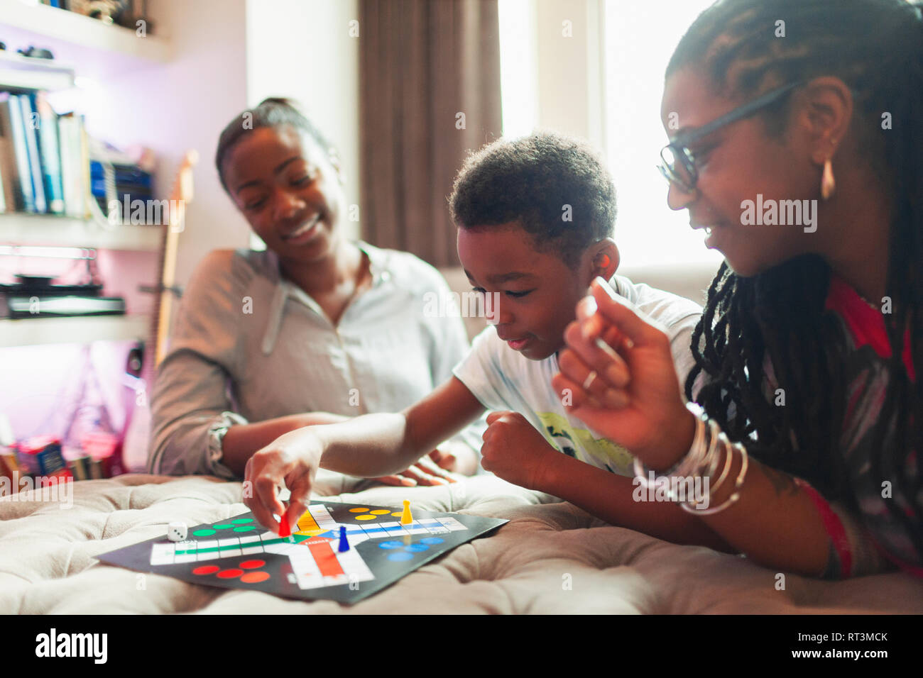 Multi-Generation, Familie spielen brettspiel Stockfoto