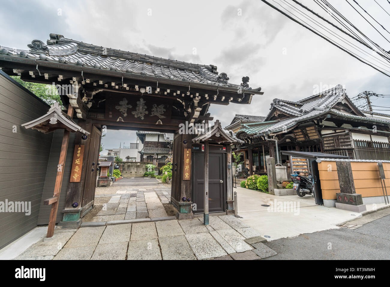 Taito Bezirk, Tokyo, Japan - 18. August 2017: Enjuji Nichiren Schule buddhistischen Tempel, schreibt ein Mönch aus dem 14. Jahrhundert Nichika, Schutz der Wanderer und runn Stockfoto