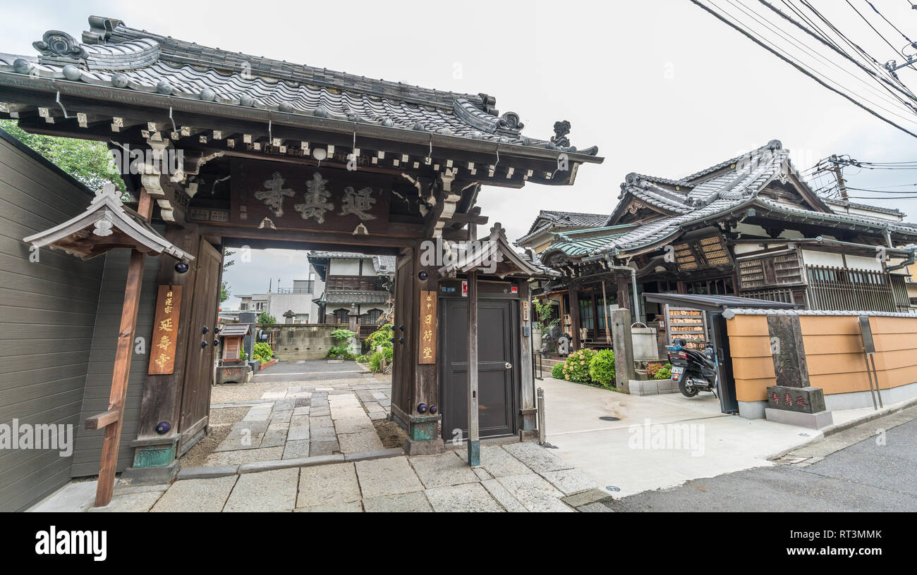 Taito Bezirk, Tokyo, Japan - 18. August 2017: Enjuji Nichiren Schule buddhistischen Tempel, schreibt ein Mönch aus dem 14. Jahrhundert Nichika, Schutz der Wanderer und runn Stockfoto