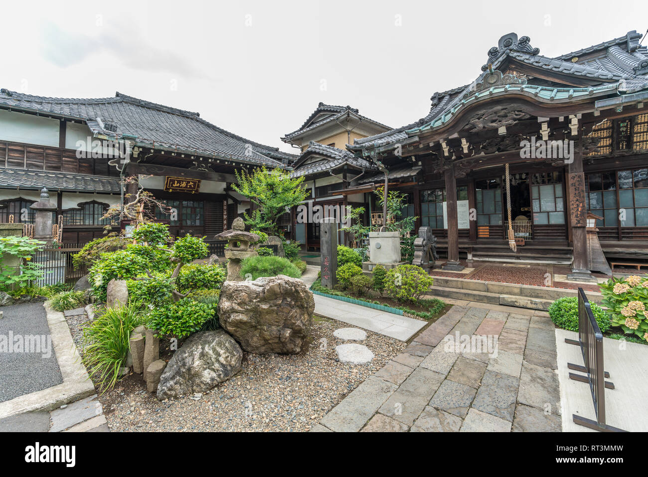 Taito Bezirk, Tokyo, Japan - 18. August 2017: Gärten von Enjuji, Nichiren Schule buddhistischen Tempel, schreibt ein Mönch aus dem 14. Jahrhundert Nichika, schützen zu Fuß Stockfoto