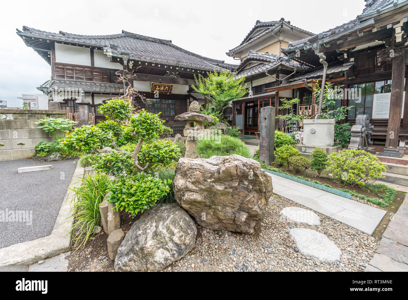 Bezirk Yanaka, Taito Bezirk, Tokyo, Japan - 18. August 2017: Gärten von Enjuji, Nichiren Schule buddhistischen Tempel, Mönch aus dem 14. Jahrhundert gewidmet, Nichika Stockfoto