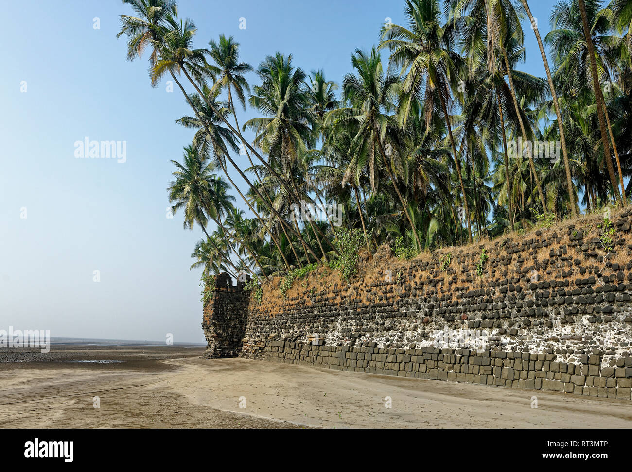 Befestigungsmauer und Ruine Struktur von Fort Revdanda in der Nähe von alibag Maharashtra Indien diese Festung bauen, die von portugiesischen Stockfoto