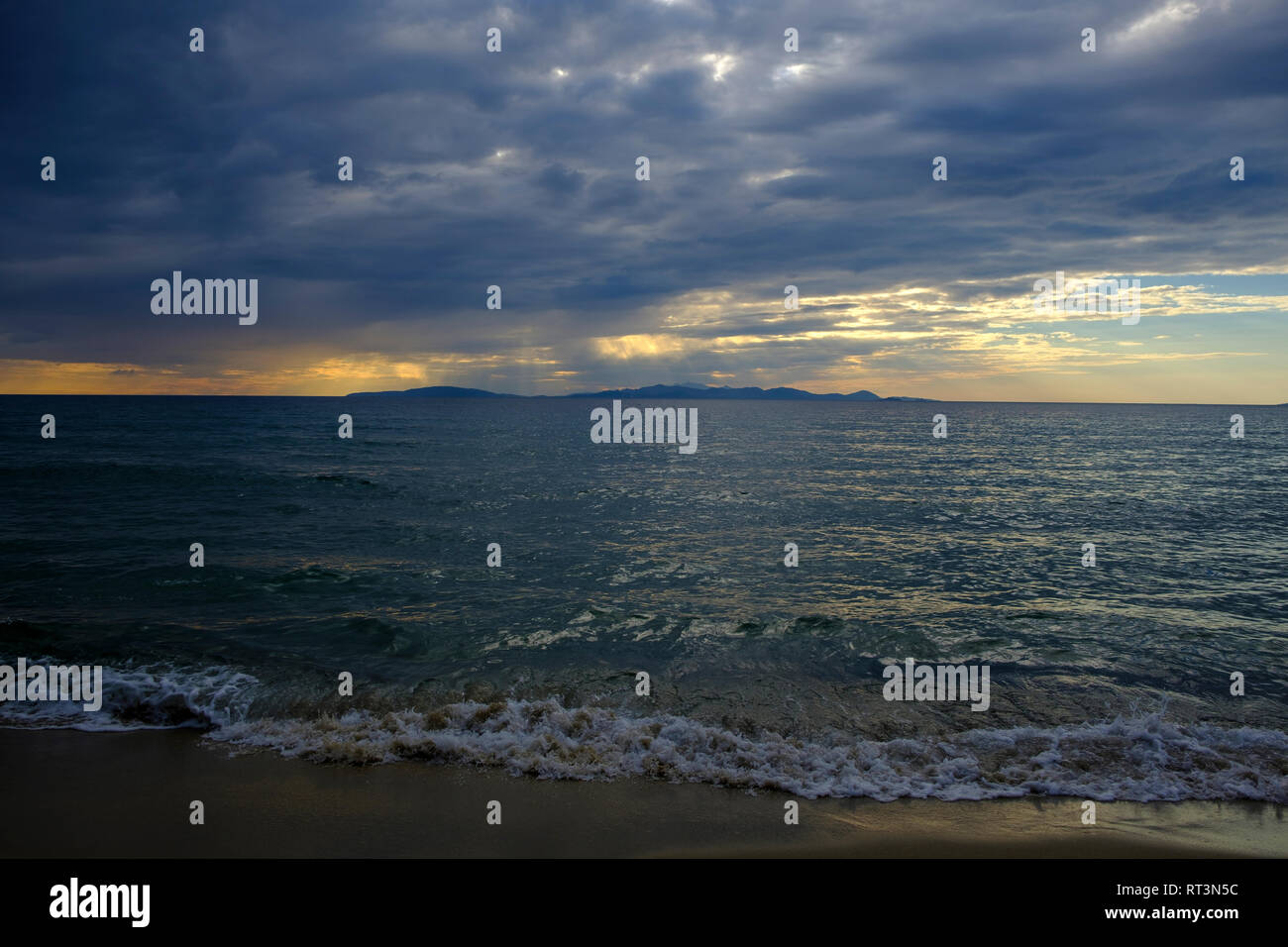 Italien, Toskana, Castiglione della Pescaia, Punta Ala, Gewitterwolken mit Sonnenuntergang Stockfoto