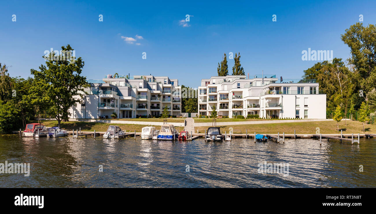 Deutschland, Treptow-Koepenick, in der Nähe von Oberschoeneweide, Spree Riverside und moderne Mehrfamilienhäuser Stockfoto