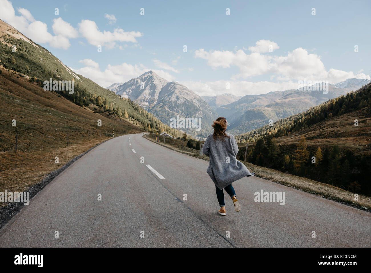 Schweiz, Engadin, Rückansicht der Frau zu Fuß auf den Berg Straße Stockfoto