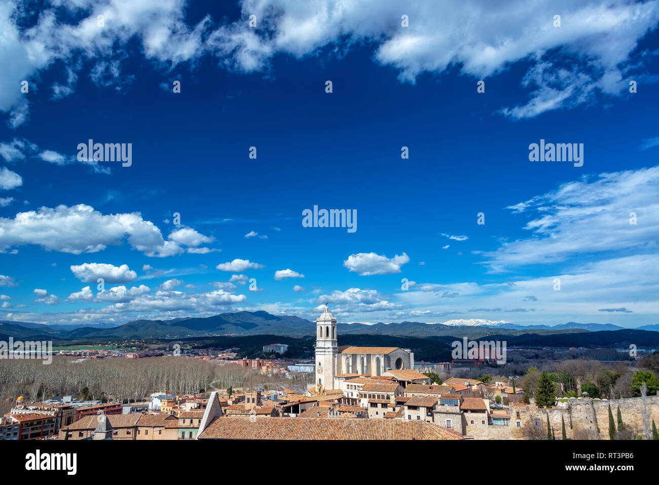 Kathedrale dominiert das Stadtbild und Landschaft von Girona, Spanien Stockfoto