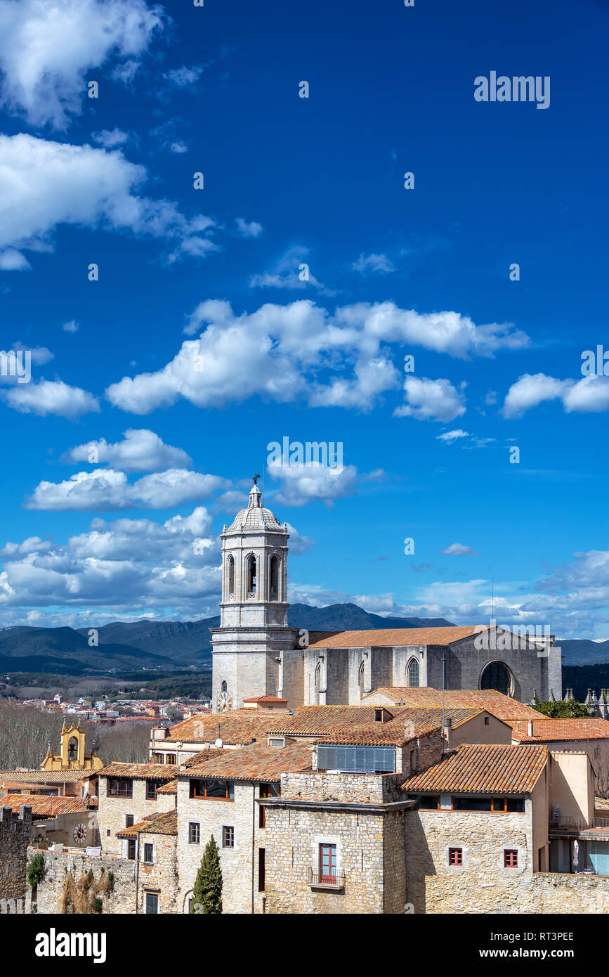 Vertikale Ansicht des historischen mittelalterlichen Kathedrale in Girona, Spanien Stockfoto