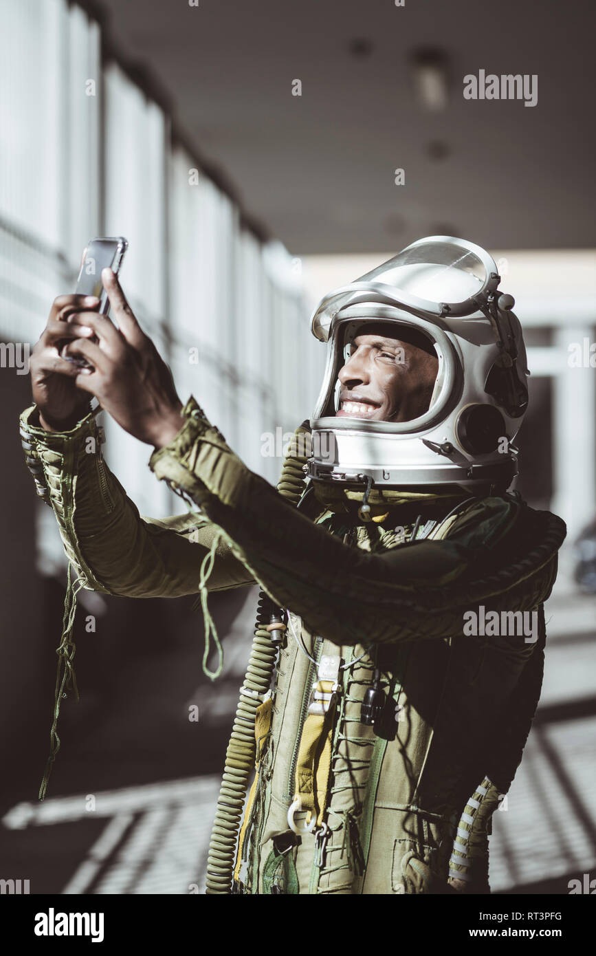 Gerne astronaut im Raumanzug mit Smartphone Stockfoto