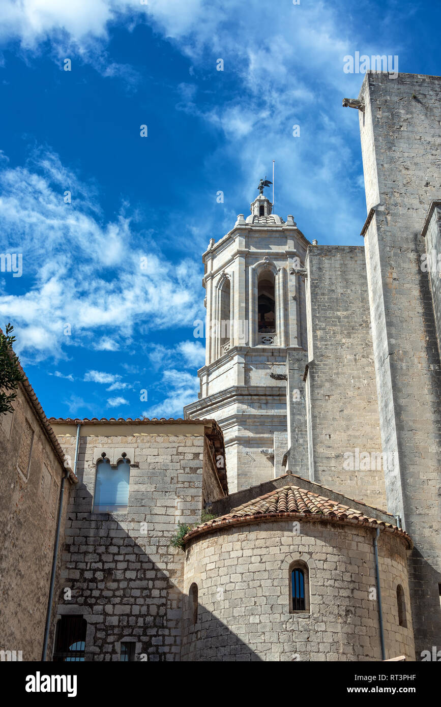 Vertikale Ansicht von der prächtigen Kathedrale in Girona, Spanien Stockfoto