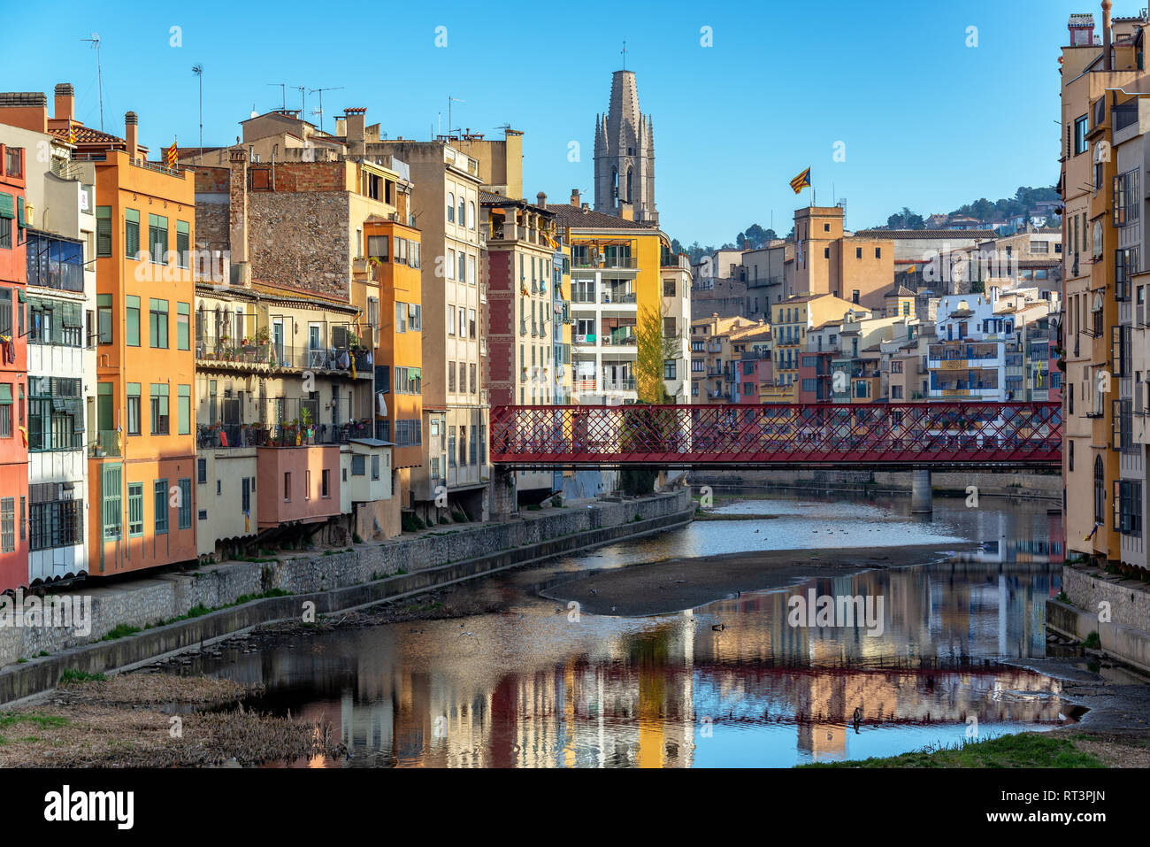 Bunte Häuser säumen den Fluss Onyar im Zentrum von Girona, Spanien Stockfoto