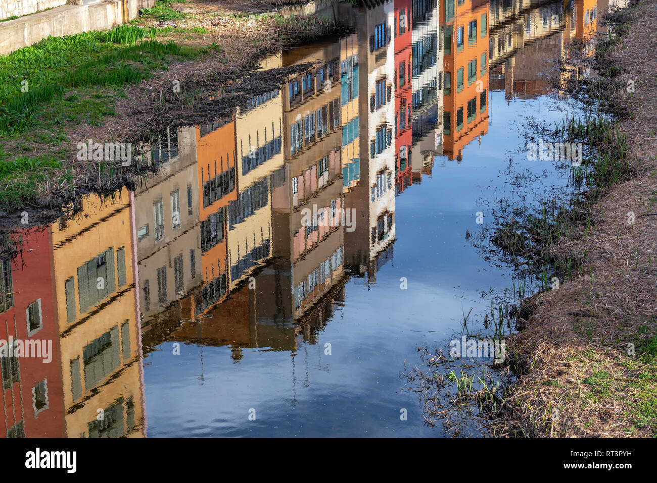 Girona, Spanien, spiegelt sich in den Fluss Onyar Stockfoto