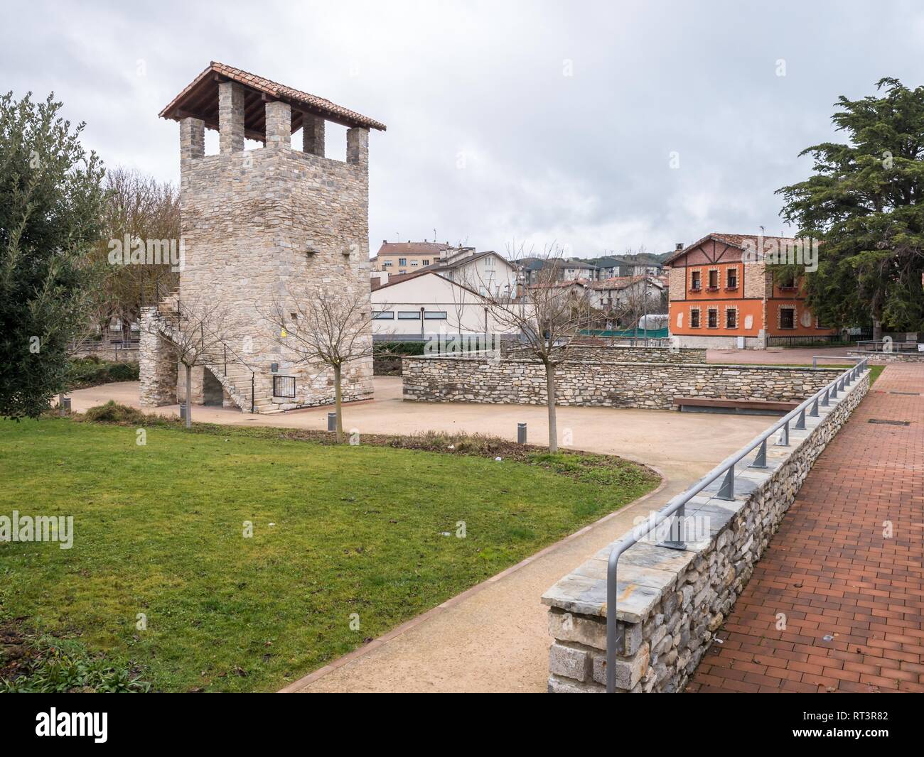 Alten Turm in das städtische Zentrum von Nanclares de Oca, Alava, Baskenland, Spanien Stockfoto