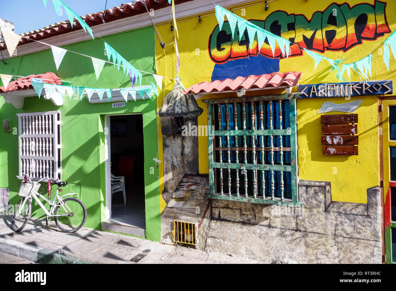 Cartagena Kolumbien, Zentrum, Zentrum, Getsemani, Nachbarschaft, Eingang, Karpinteros Bar, Wandgemälde, außen, offene Tür, Fahrrad Fahrräder Radfahren Reiten Radfahren Stockfoto