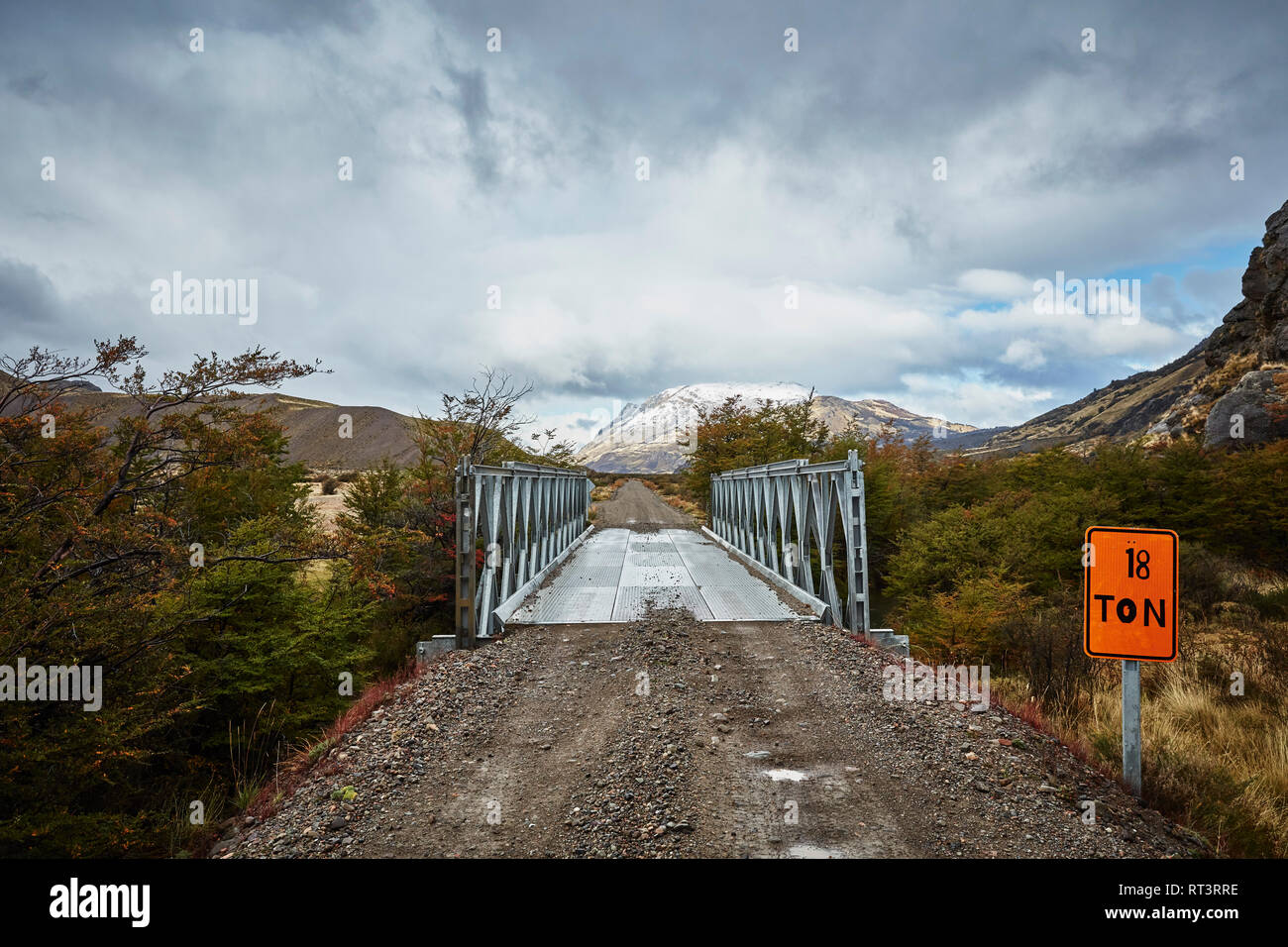 Chile, Valle Chacabuco, Parque Nacional Patagonien, Schotterstraße in der Bergwelt bei Paso Hondo Stockfoto