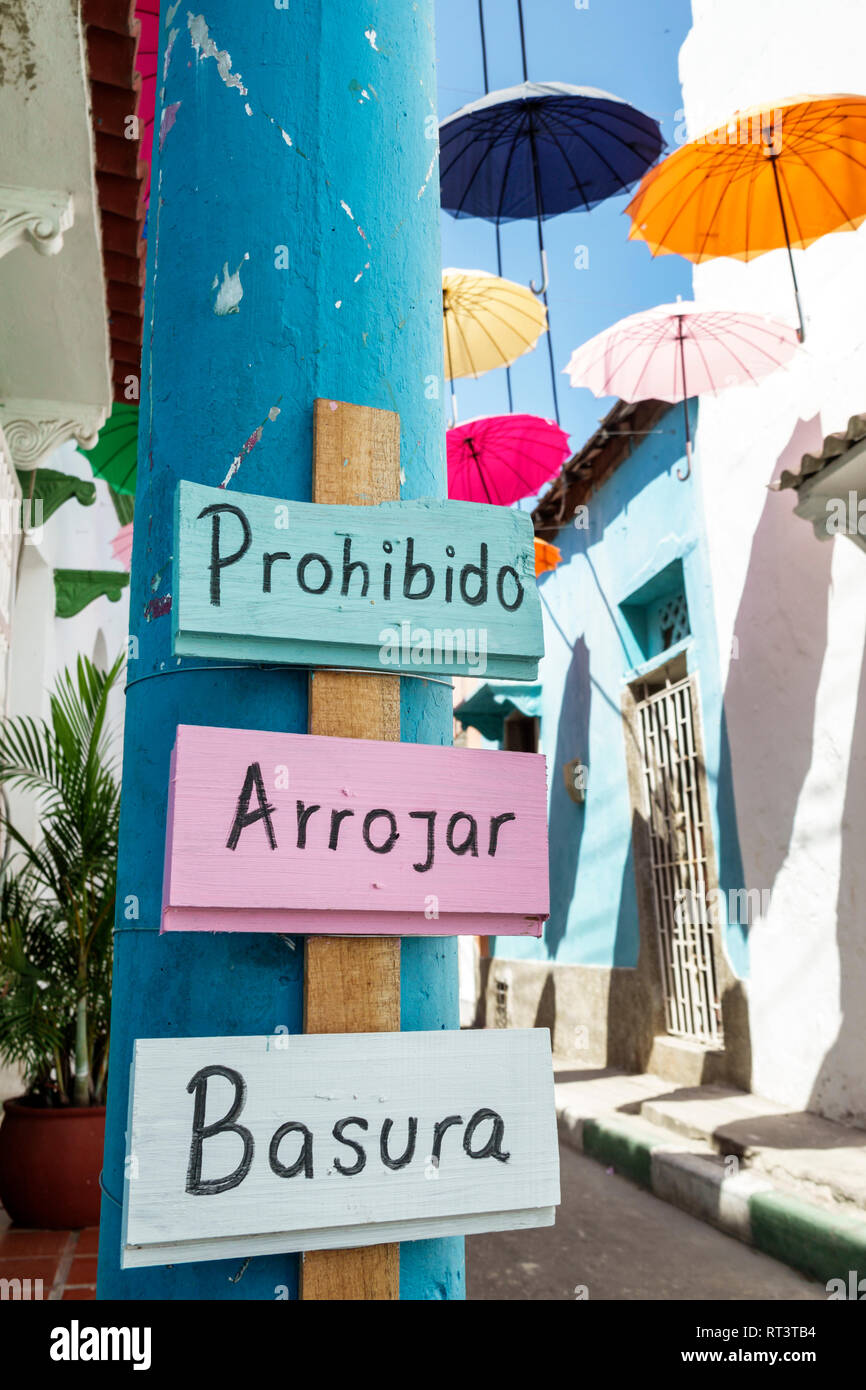 Cartagena Kolumbien,Zentrum,Zentrum,Getsemani,Callejon Angosto Calle 27 hängende bunte Regenschirme,spanisches Sprachschild,Werfen Sie keinen Müll,COL190119022 Stockfoto