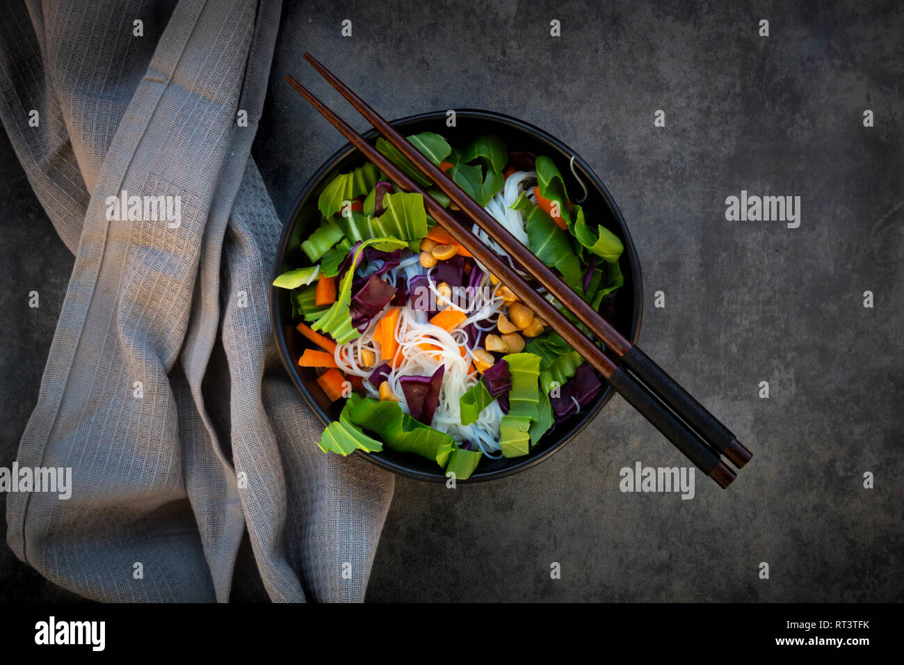 Schüssel mit Glas Nudelsalat mit Gemüse und Erdnüsse Stockfoto