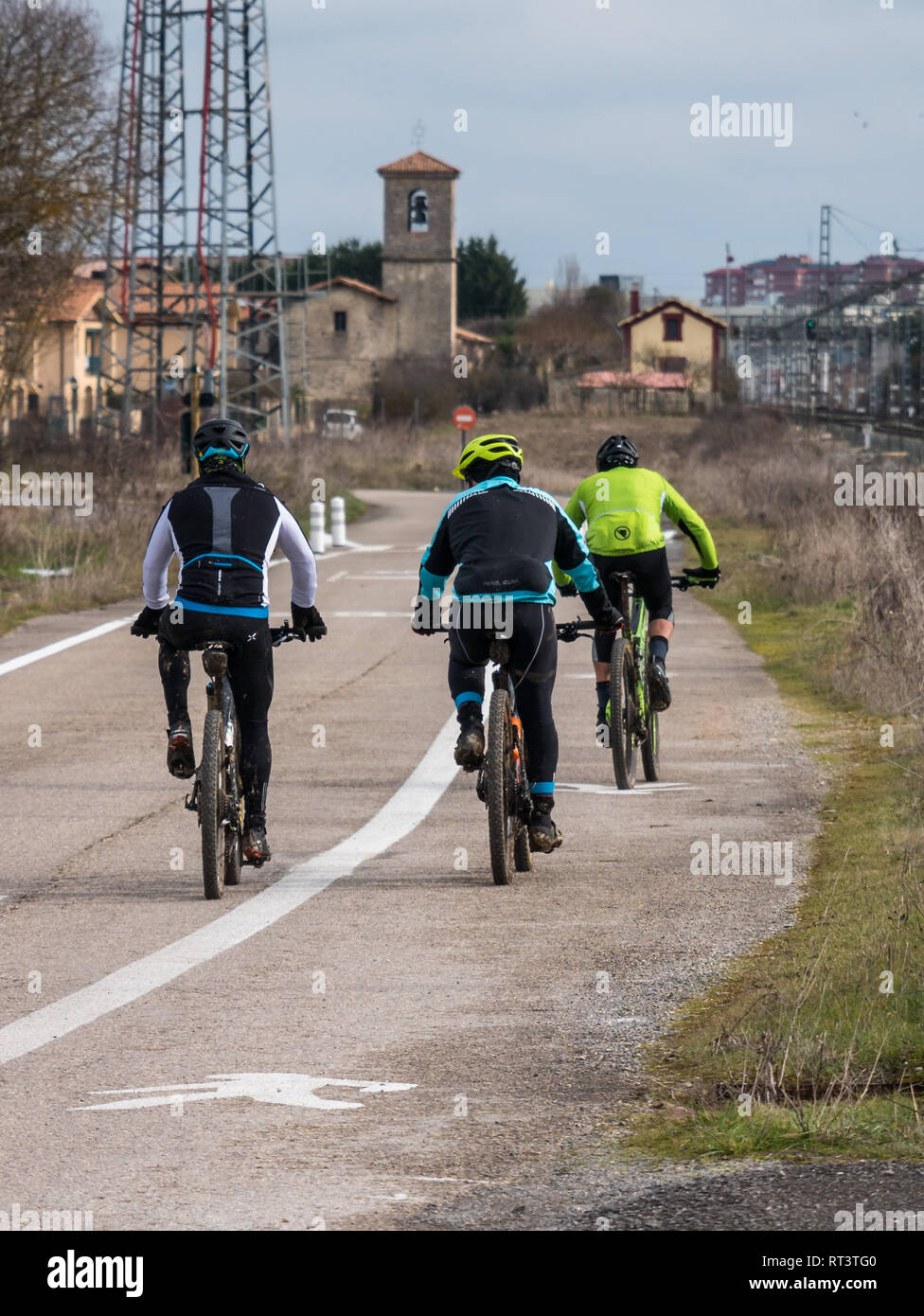 Mountainbiker auf Radweg/Fußweg/Gehweg am Stadtrand von Vitoria-Gasteiz, Baskenland, Spanien Stockfoto