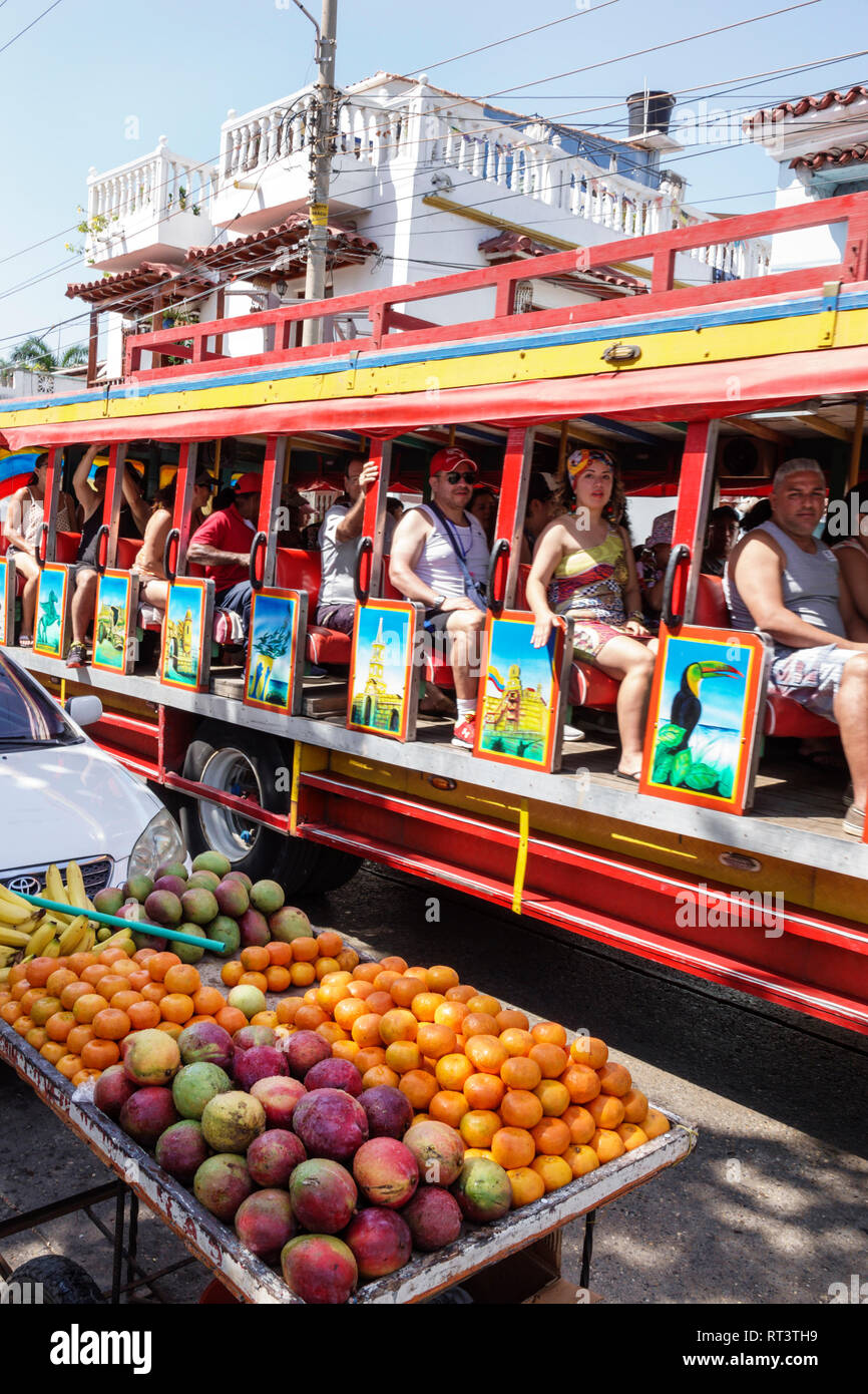 Cartagena Kolumbien,Zentrum,Zentrum,Getsemani,traditionelle Nachbarschaft,Straßenfruchtverkäufer,Mangos,Orangen,Chiva bemalter Sightseeing Bus,Mann Männer männlich,wom Stockfoto