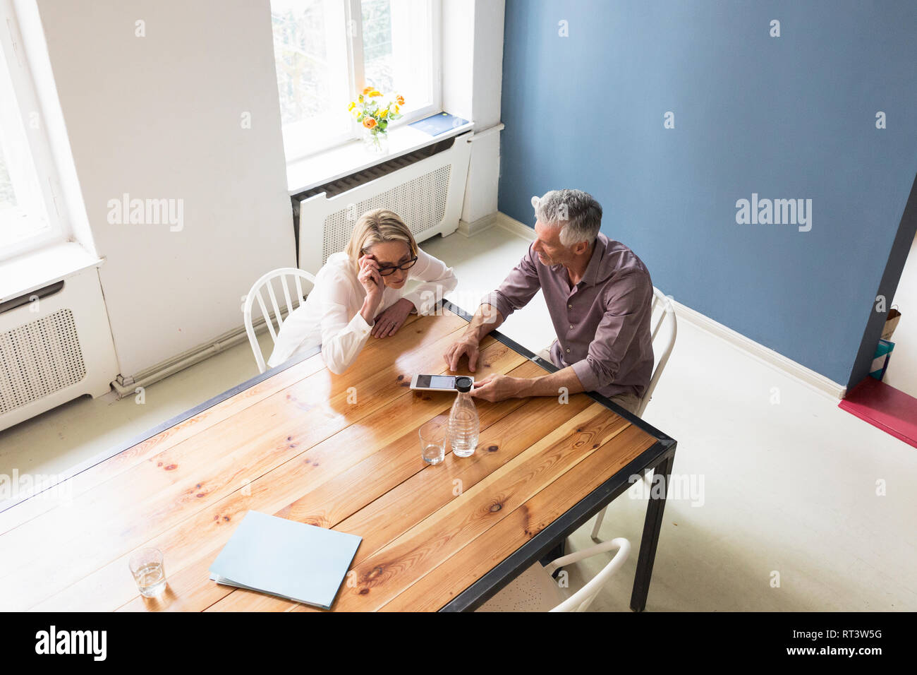 Älteres Ehepaar mit Tablette zu Hause Stockfoto