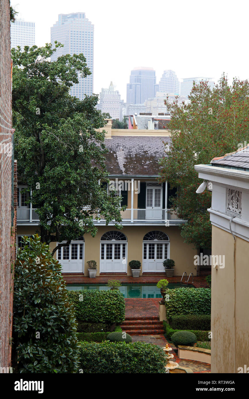 Ein Blick auf ein nettes Französisches Haus mit Schwimmbad im französischen Viertel von New Orleans, USA Stockfoto