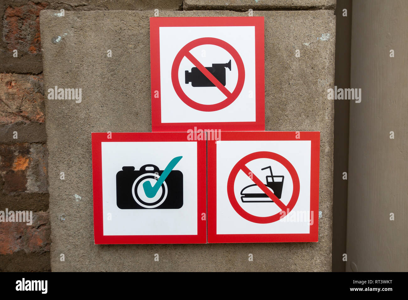 Anzeichen Videografie und Essen sind nicht erlaubt aber die Fotografie wird an einer Wand in York, Yorkshire, Großbritannien erlaubt. Stockfoto