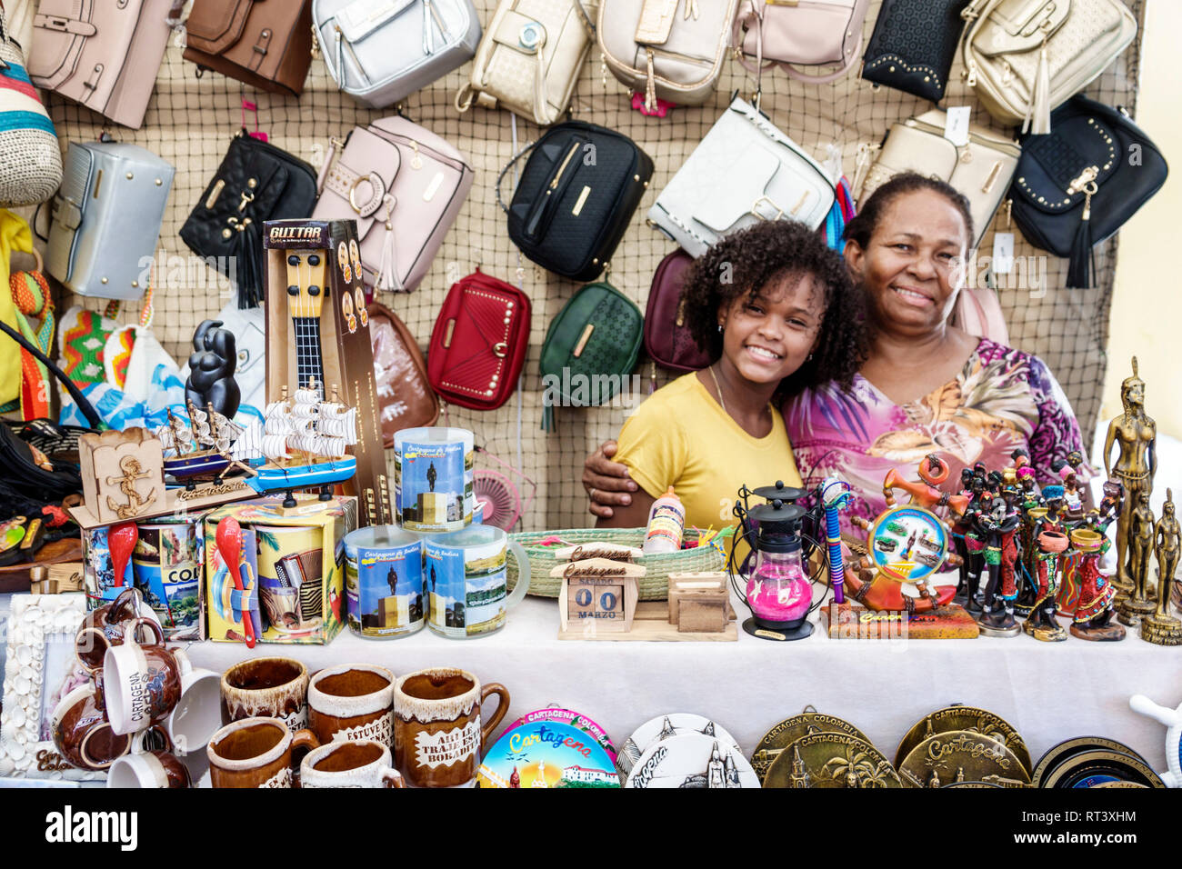 Cartagena Kolumbien, Einwohner von Hispanic, Familien, Kinderkinder, Verkaufsstand, Schwarze Afro-Karibik, Frau, weibliche Frauen, Mädchen, Kinder Stockfoto