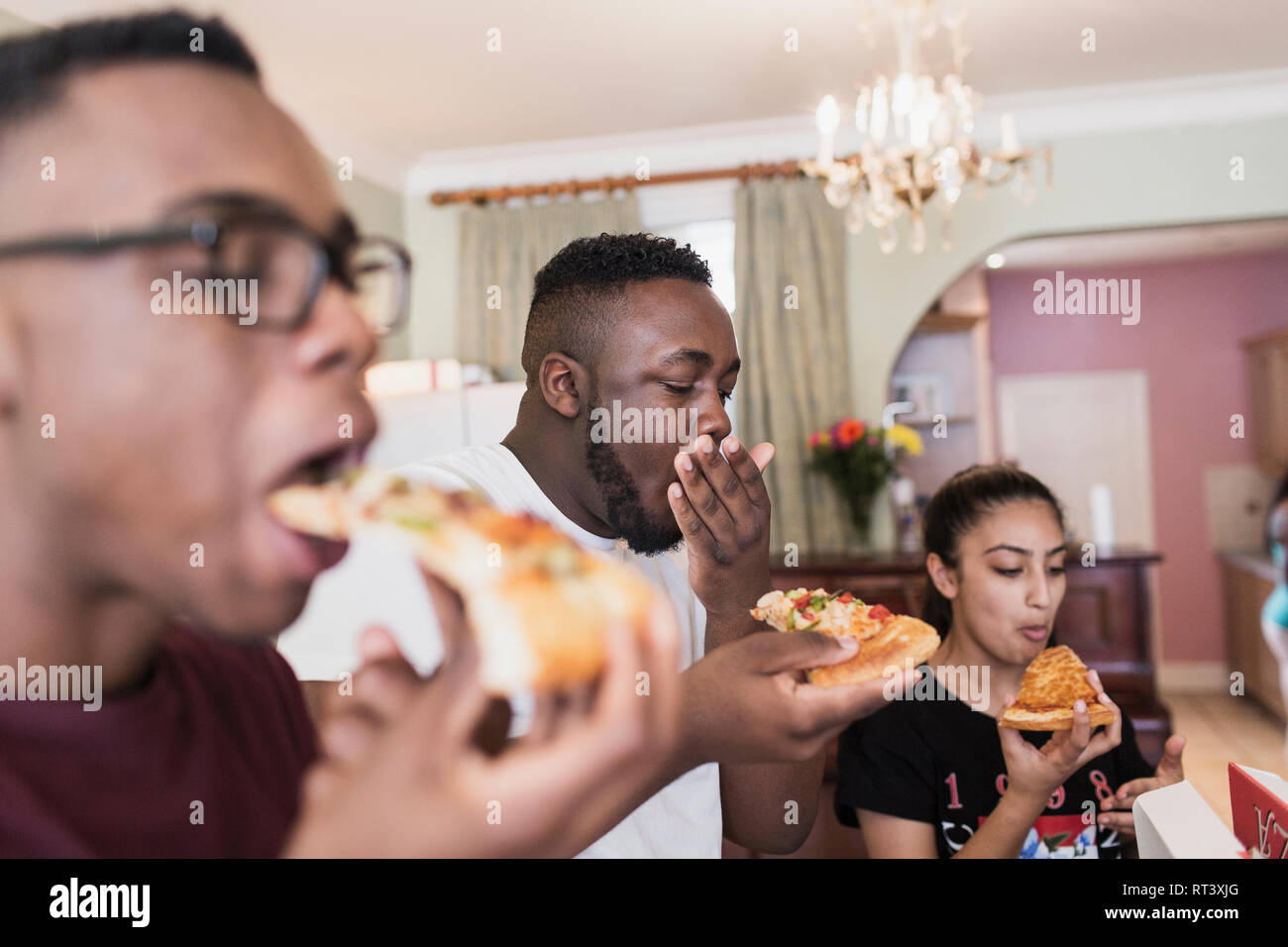 Teenage Geschwister essen Pizza Stockfoto
