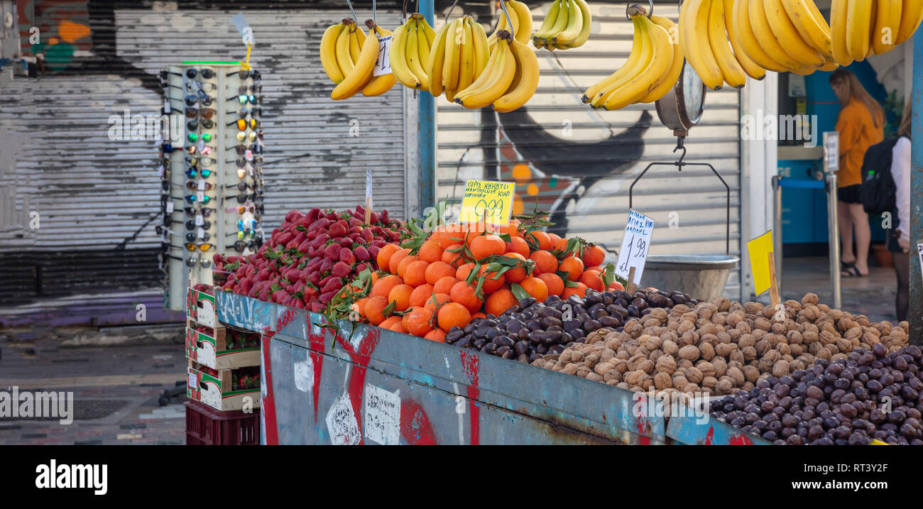 Vielfalt der Früchte und Nüsse auf einer Straße Marktstand, Athen, Griechenland Stockfoto