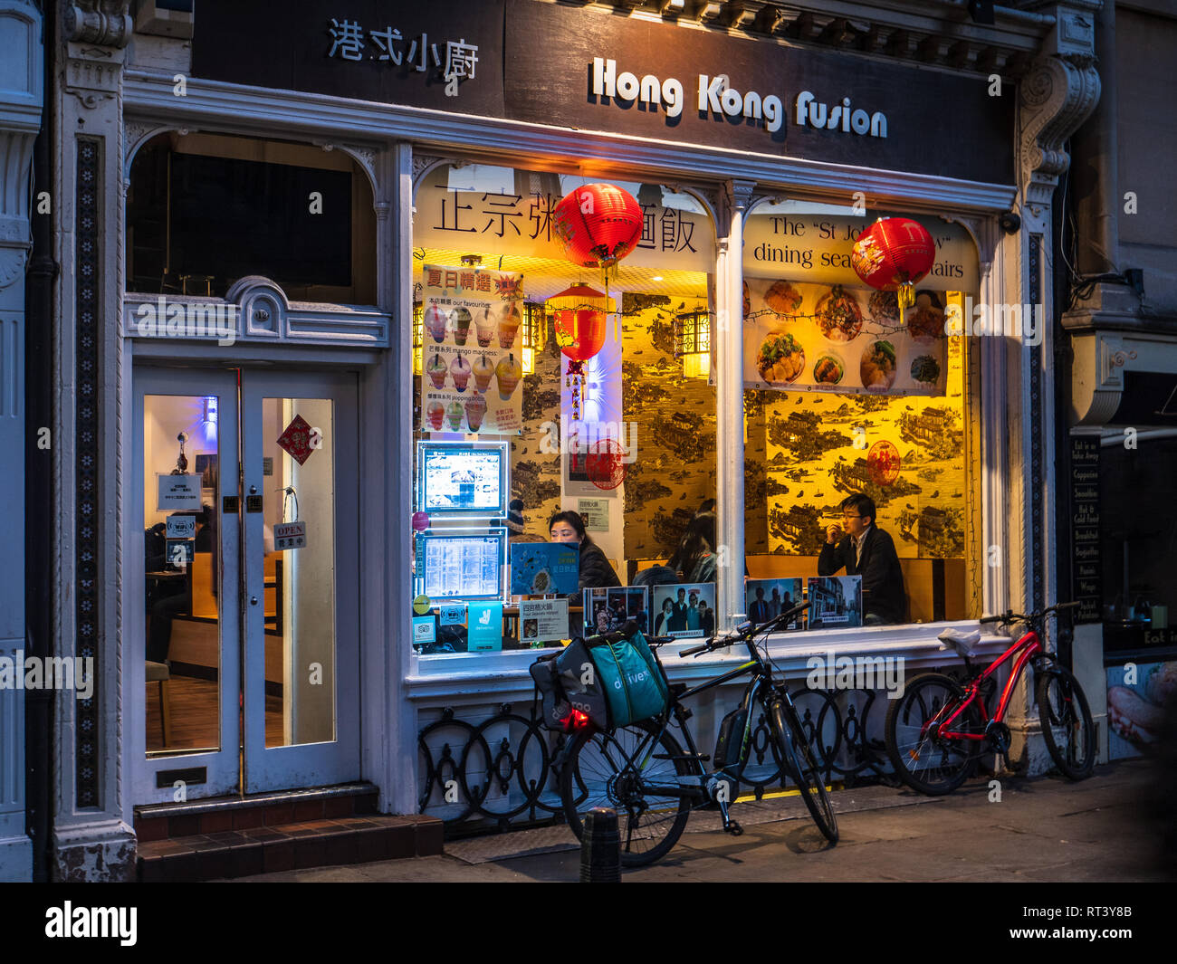 Deliveroo Lebensmittel-lieferservice Kuriere holen Sie Mahlzeiten zum Mitnehmen aus dem Hong Kong Fusion Restaurant im Zentrum von Cambridge Großbritannien Stockfoto