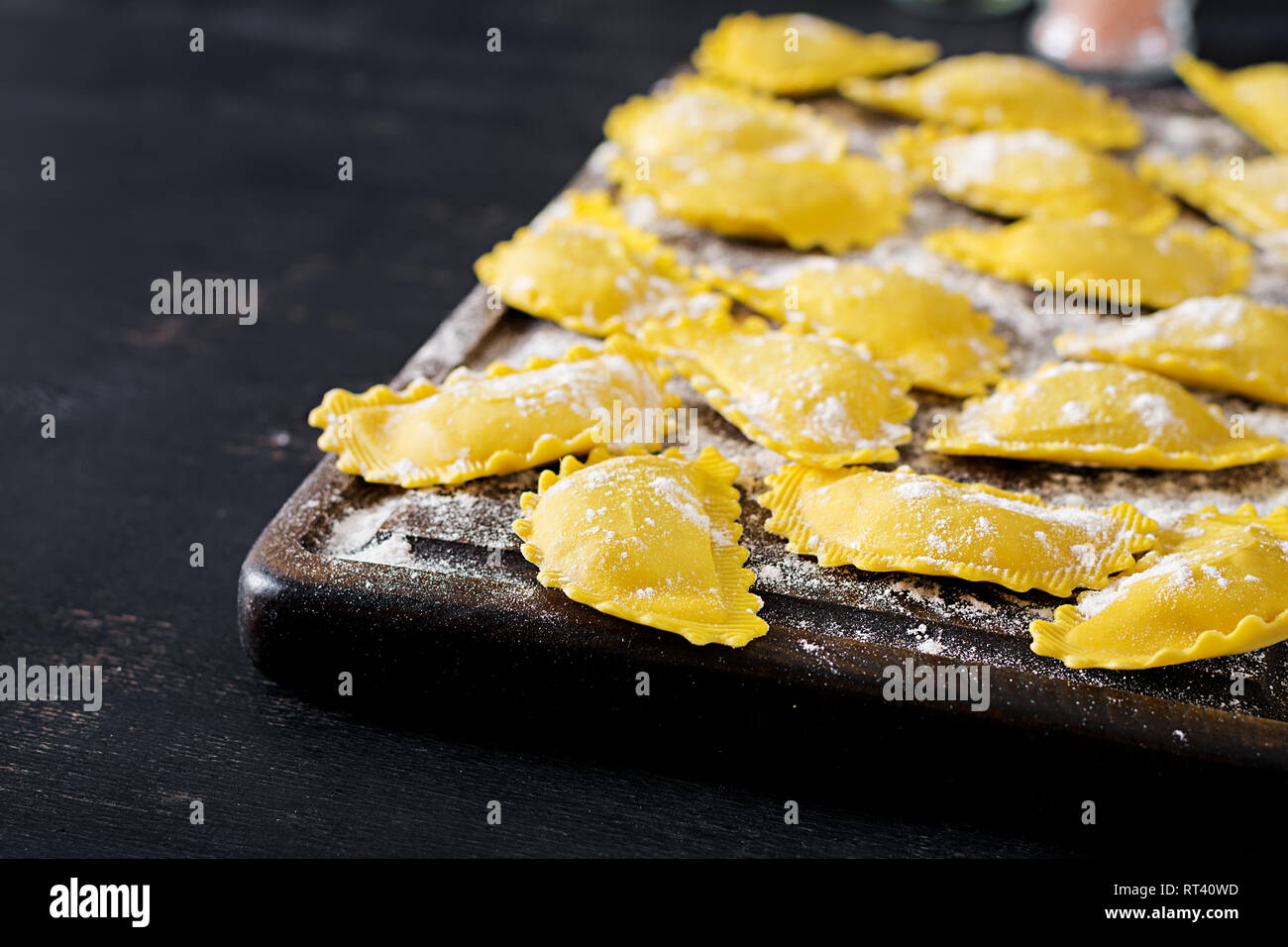 Ungekocht ravioli auf Tisch. Italienische Küche. Stockfoto