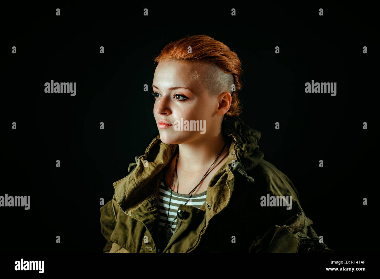 Junge Frau mit roten Haaren in der militärischen grüne Uniform Stockfoto