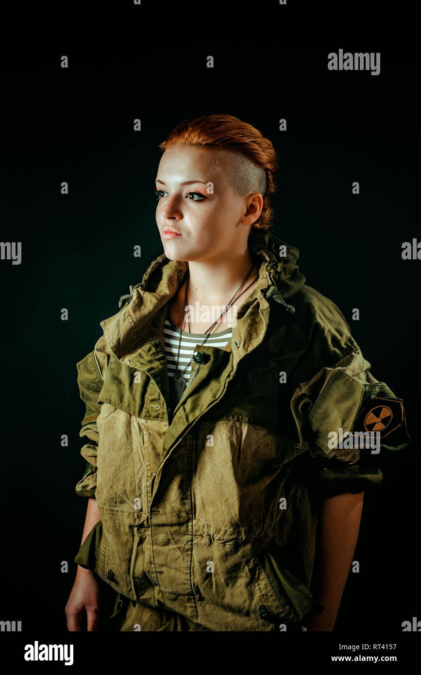 Junge Frau mit roten Haaren in der militärischen grüne Uniform Stockfoto