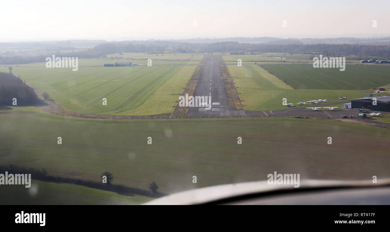 Antenne cockpit Blick ins Land an Tatenhill Flugplatz in der Nähe von Derby, die in einer Cessna 152 Flugzeuge Stockfoto