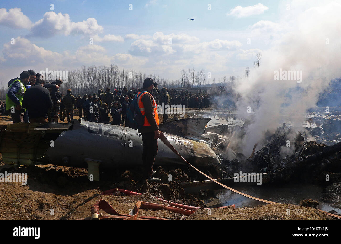 Budgam, Kaschmir. 27 Feb, 2019. Die Trümmer des Kashmirn militärische Flugzeuge ist in der zentralen Kaschmir Budgam am Februar 27, 2019 gesehen. Sechs Personal an Bord und einen Zivilisten wurden getötet, als die militärische Flugzeuge in einem offenen Feld in der Nähe von Garend Kalaan Dorf Budgam Bezirk von Jammu und Kaschmir inmitten Grenze Spannungen mit Pakistan abgestürzt. Credit: Umer Asif/Pacific Press/Alamy leben Nachrichten Stockfoto