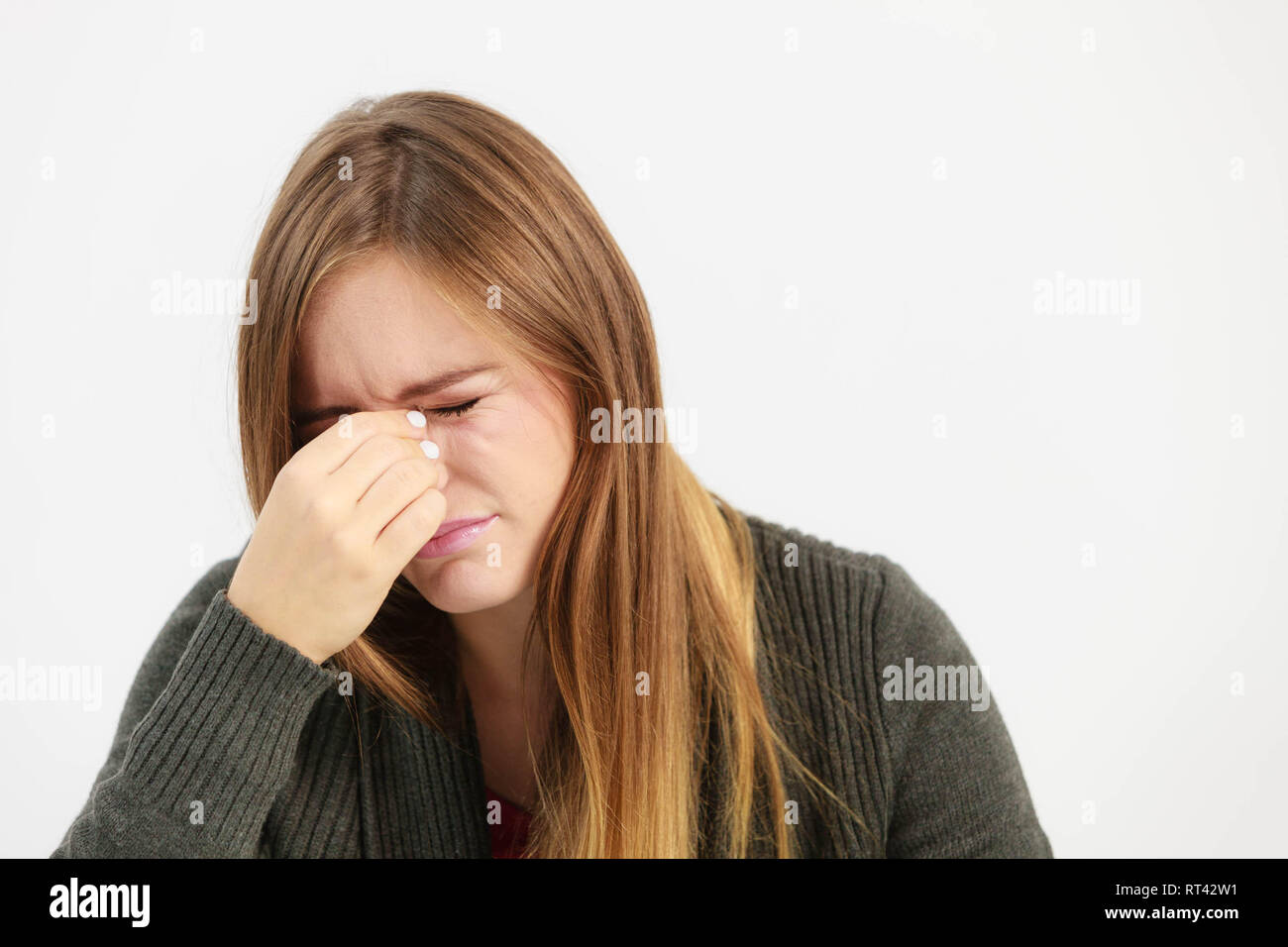 Sinus Schmerz sehr paintful Kopfschmerzen verursachen. Ungesunde Frau vor Schmerzen. Scharfe starke Halsschmerzen. Stockfoto