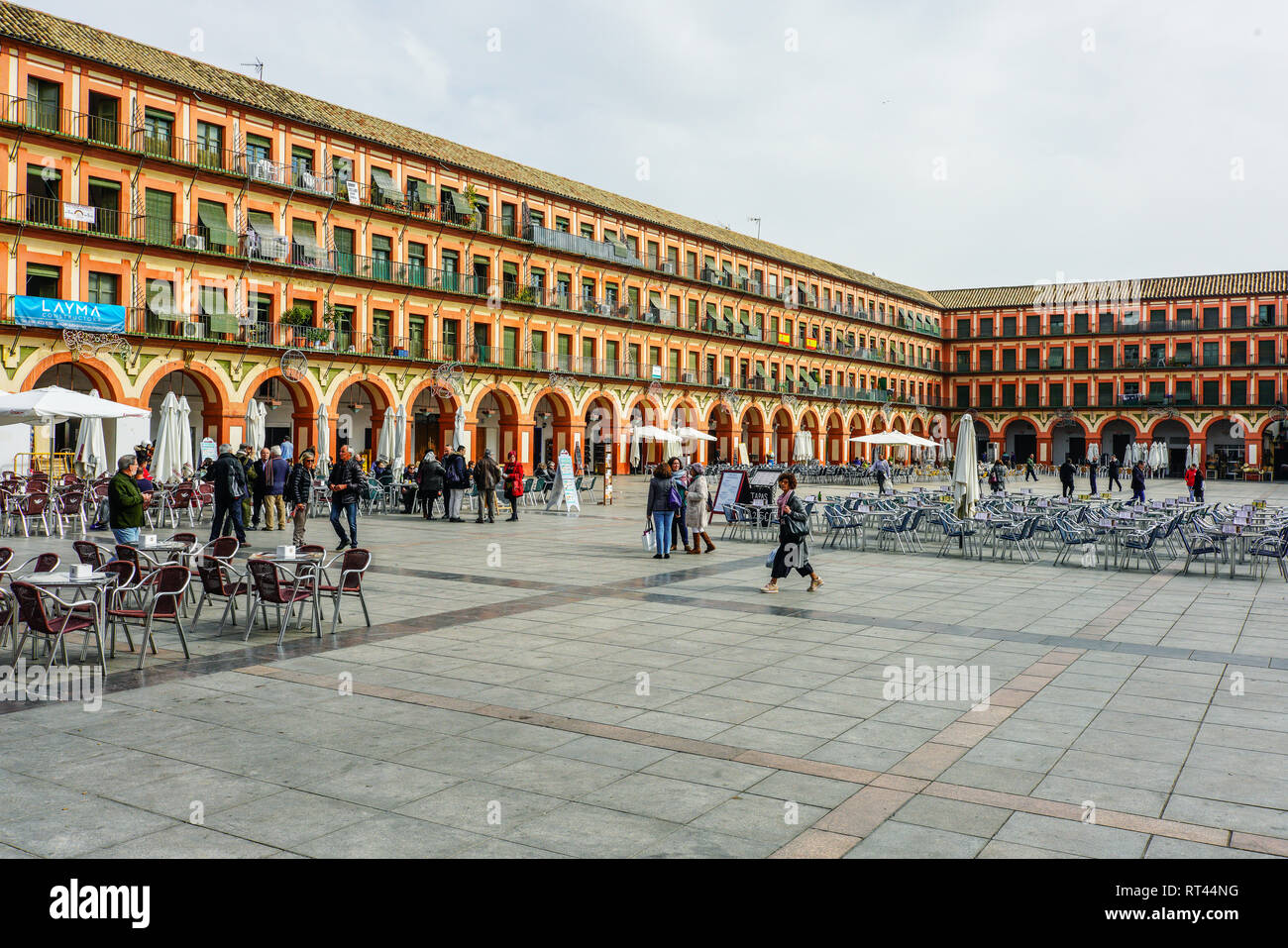 Blick auf die Straße von der Plaza de la Corredera in der Innenstadt von Cordoba, Andalusien, Spanien. Stockfoto