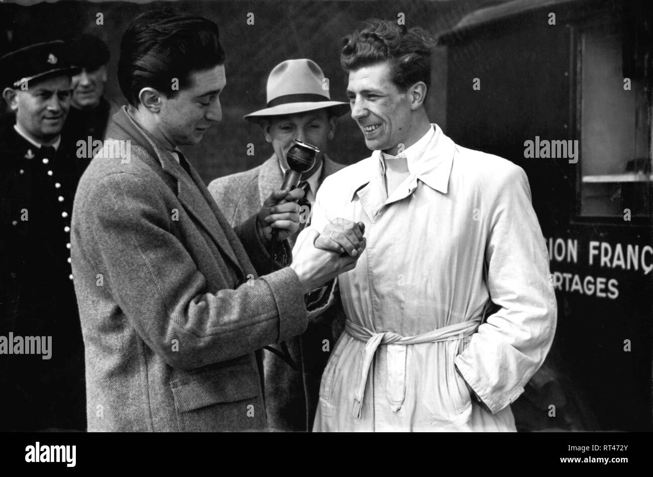 Van Dam, Luc, 23.10.1920 - 21.7.1976, Deutscher Boxer, in einem Gespräch mit einem Reporter, Ankunft am Flughafen Le Bourget, Paris, 6.4.1946, Additional-Rights - Clearance-Info - Not-Available Stockfoto