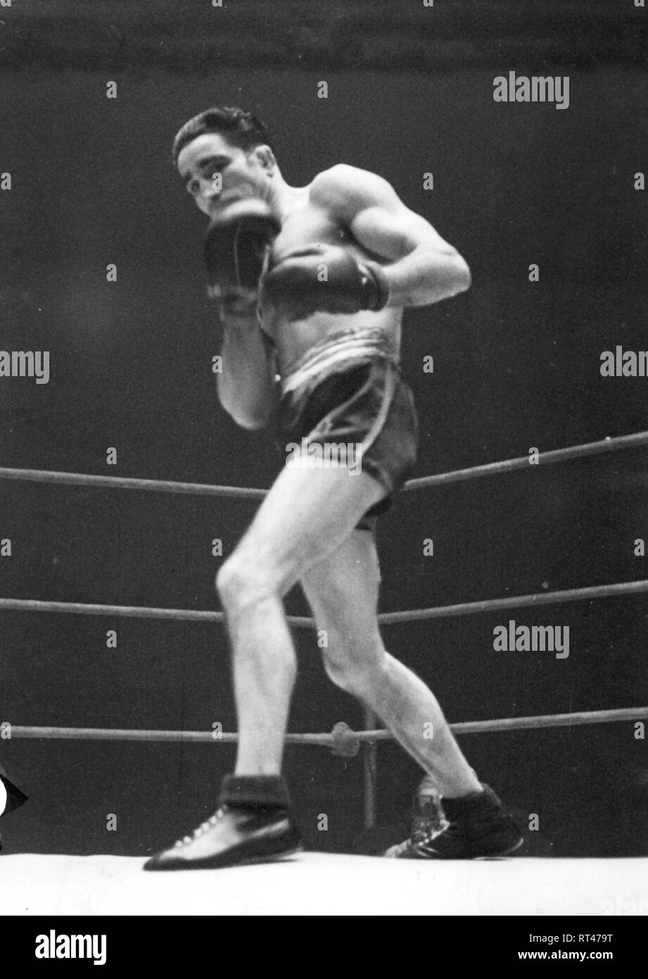 Fernandez, Luis, * 21.11.1921, spanischer Boxer, während der Kampf gegen Nazzareno Giannelli, Palais des Sports, Paris, 23.2.1948, Additional-Rights - Clearance-Info - Not-Available Stockfoto