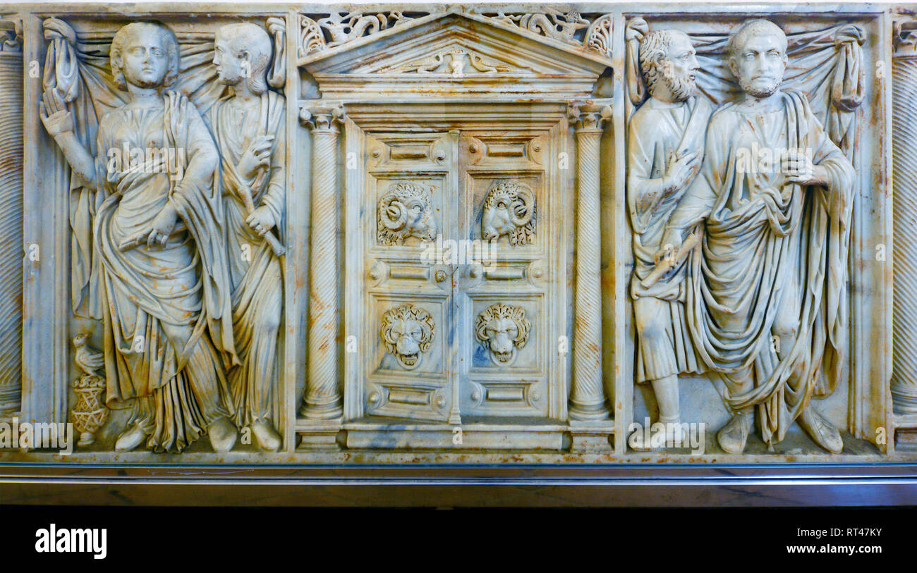 Vorderansicht des antiken römischen Sarkophag des dritten Jahrhunderts n. Alcazar in Cordoba. Spanien. Stockfoto