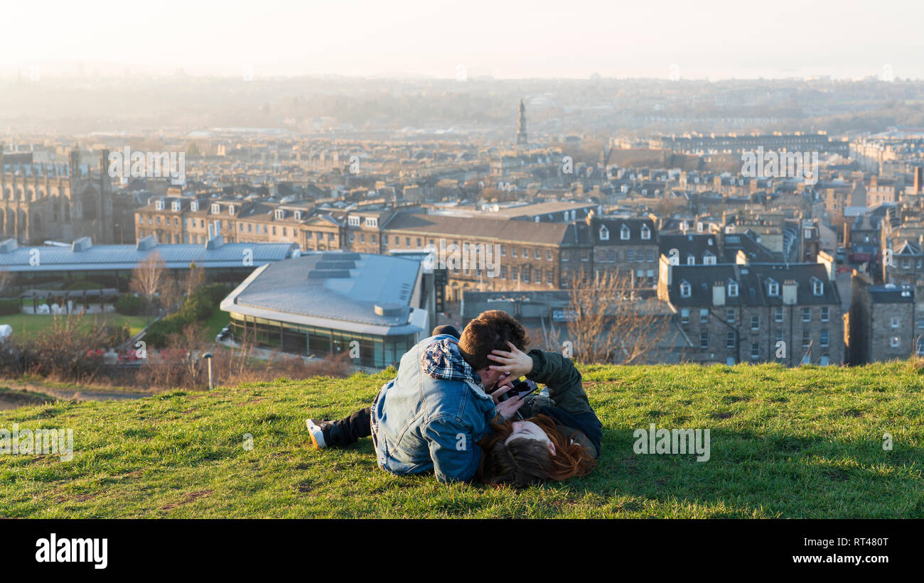 Edinburgh, Schottland, Großbritannien. 26. Februar, 2019. Touristen genießen Aussicht von Leith von Calton Hill, Edinburgh nach einem klaren Tag, Edinburgh, Schottland, Großbritannien Stockfoto