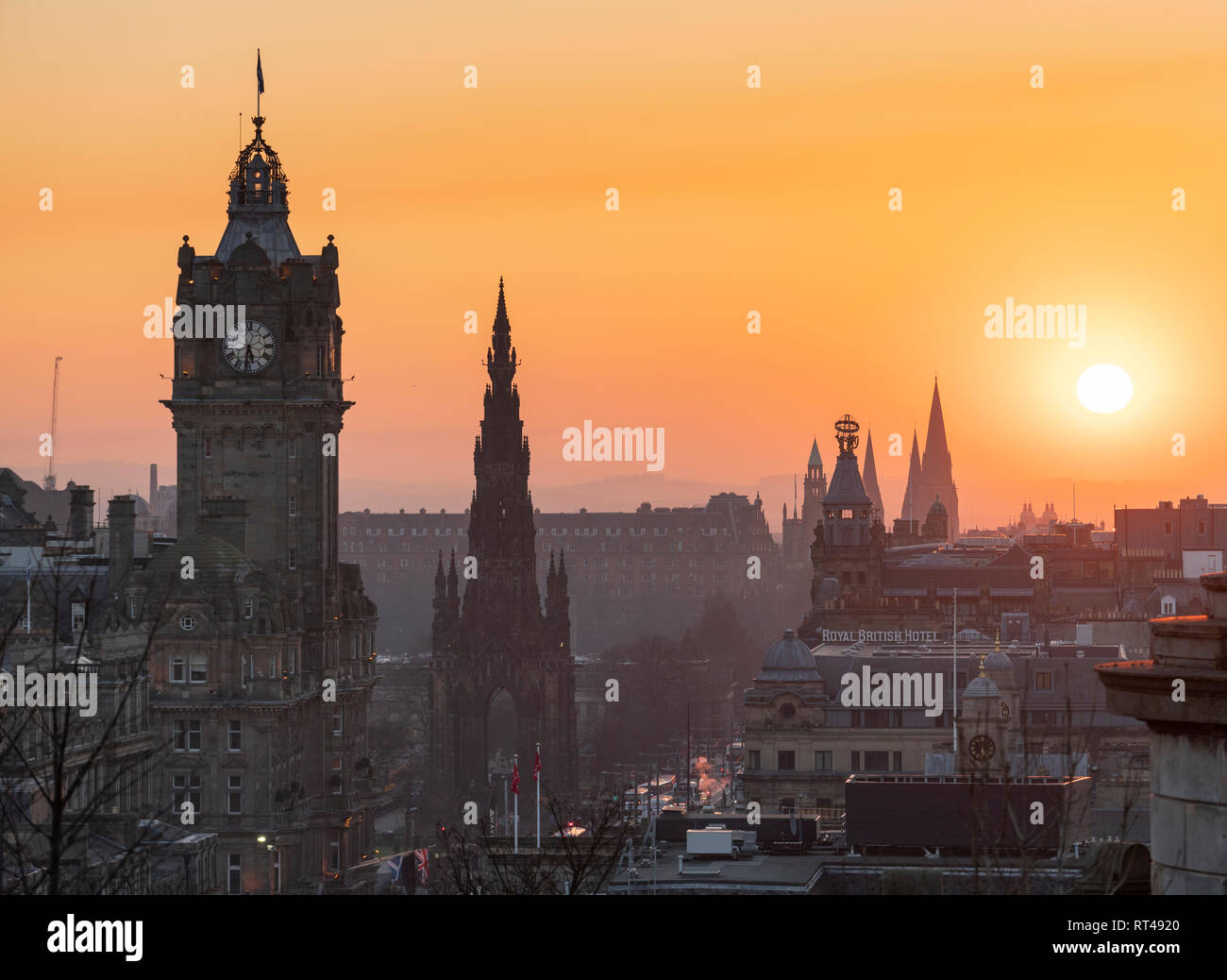 Edinburgh, Schottland, Großbritannien. 26. Februar, 2019. Blick auf den Sonnenuntergang über der berühmten Edinburgh Skyline von Calton Hill, Edinburgh, Schottland, Großbritannien Stockfoto