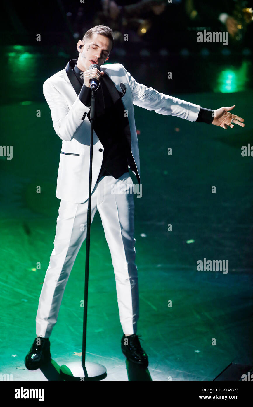 Sanremo Italien 6 Februar 2019 Sanger Achille Lauro Der Wahrend Der 69 Italienischen Song Festival Im Theater Ariston In Sanremo Italien Stockfotografie Alamy