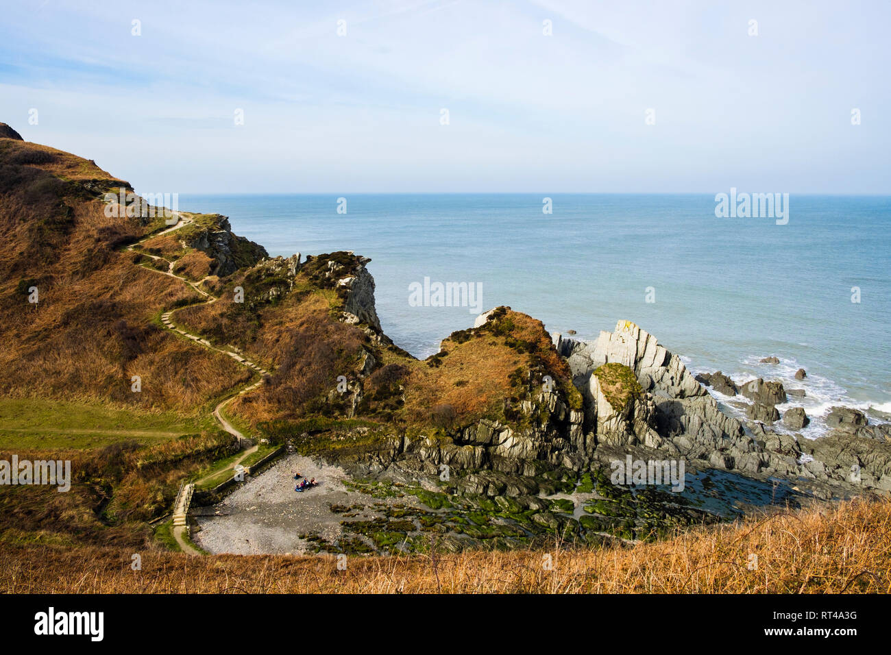 Der South West Coast Path und Tarka Trail und felsige Bucht in der Nähe von Lee Bay, Ilfracombe North Devon, England, Großbritannien, Großbritannien Stockfoto