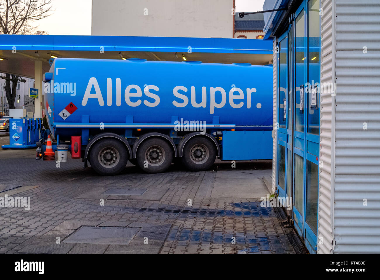 Marke Tankwagen an einer Aral Tankstelle in Berlin, Deutschland, zeigt Deutschen Slogan der Marke "Alles super.". Stockfoto